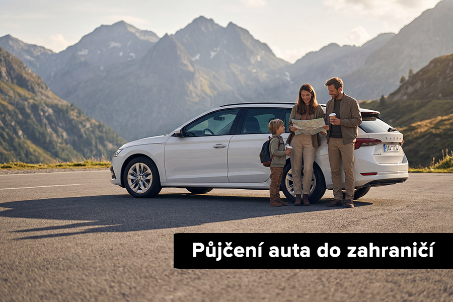 Pár s mapou a kávou stojí u zánovního vozu při pauze na cestě po Evropě.