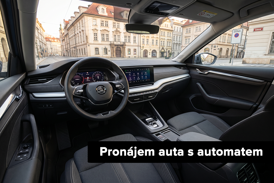 Detailní pohled na automatickou převodovku v moderním voze z autopůjčovny Taggart Praha.