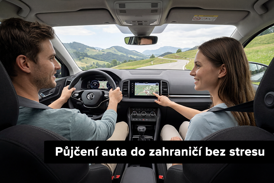 Lidé v půjčeném autě, kteří se těší na cestu po Evropě S půjčeným autem do zahraničí