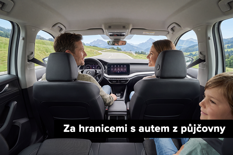 Za hranicemi s autem z půjčovny Rodina cestující půjčeným prostorným autem po zahraničí