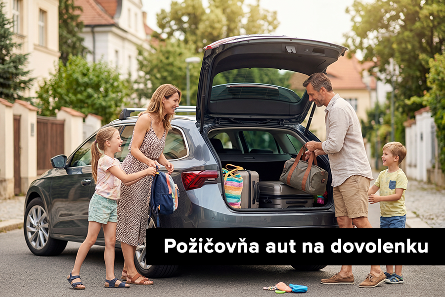 Rodina nakladá batožinu do prenajatého auta pred dovolenkou