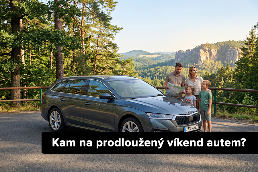 Výlet s půjčeným vozem na prodloužený víkend Moderní prostorné kombi zaparkované v přírodě na vyhlídce během letního prodlouženého víkendu.