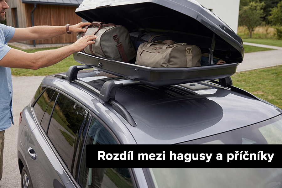 Rozdíly mezi hagusy a příčníky Muž nakládající zavazadla do střešního boxu u pronajatého auta