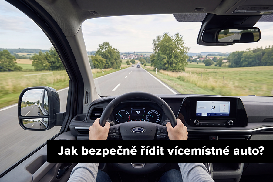 Pohled z pozice řidiče mikrobusu na silnici