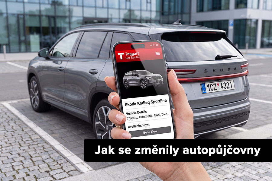 Proměny autopůjčoven Zákazník si na chytrém telefonu prohlíží online rezervaci vozu, zatímco v pozadí stojí připravené čisté a zánovní auto z autopůjčovny Taggart
