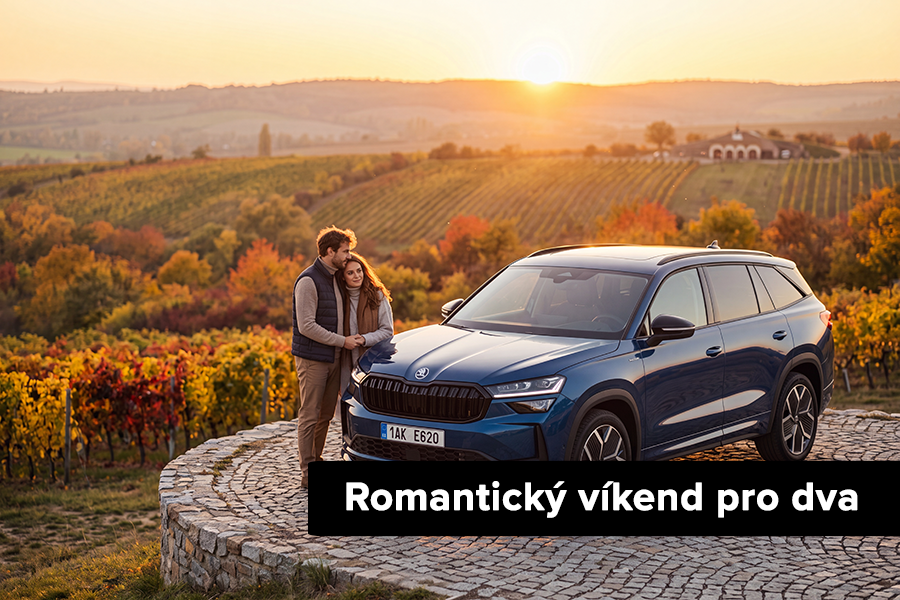 Romantický víkend pro dva s autem od Taggartu Pár se drží za ruce a opírá se o kapotu elegantního prémiového auta na vyhlídce nad barevnými podzimními vinicemi při západu slunce.