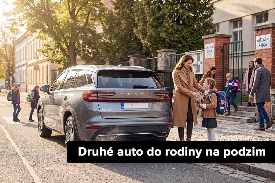 Druhé auto do rodiny na podzimní shon Maminka s úsměvem pomáhá vystoupit malé dceři s aktovkou ze zadního sedadla moderního SUV před školou během slunečného zářijového rána.
