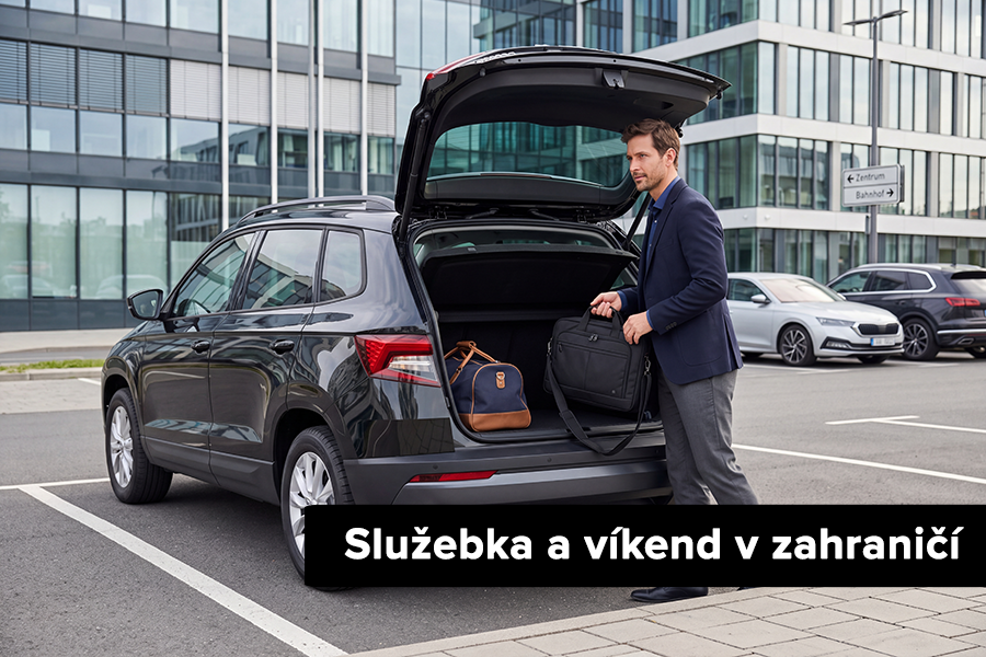 Služební cesta a soukromý víkend v zahraničí Muž v business oblečení nakládá zavazadla do auta před cestou do zahraničí
