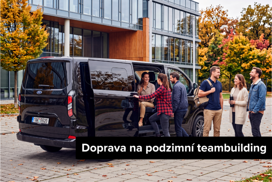 Minibusem na podzimní teambuilding Skupina kolegů nastupuje do minibusu Ford Tourneo Custom před firemní budovou